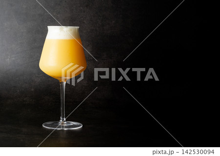 グラスに注がれた濁りのあるアメリカン・クラフトビール、ヘイジーIPA(Hazy IPA・ニューイング グラスに注がれた濁りのあるアメリカン・クラフトビール、ヘイジーIPA(Hazy IPA・ニューイング 142530094