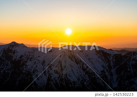 北穂高小屋から見る飛騨山脈(笠ヶ岳)に沈む夕日(マジックアワー)初夏残雪期の北アルプス北穂高岳登山 北穂高小屋から見る飛騨山脈(笠ヶ岳)に沈む夕日(マジックアワー)初夏残雪期の北アルプス北穂高岳登山 142530223