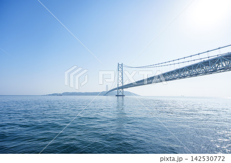 船から見た明石海峡大橋 142530772