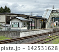 曇り空の地方駅ホームと跨線橋のあるローカル線風景 142531628