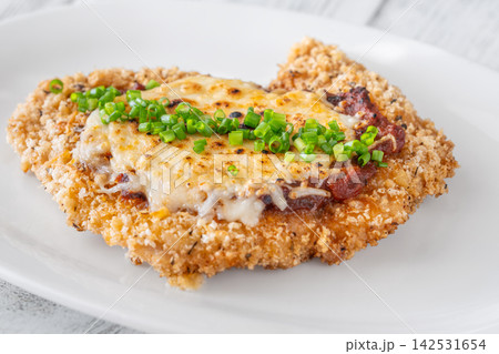 Classic Chicken Parmesan with crispy breading tomato sauce melted mozzarella and fresh chives Classic Chicken Parmesan with crispy breading tomato sauce melted mozzarella and fresh chives 142531654