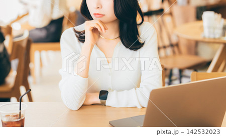 カフェで仕事をする女性・ビジネスウーマン カフェで仕事をする女性・ビジネスウーマン 142532023