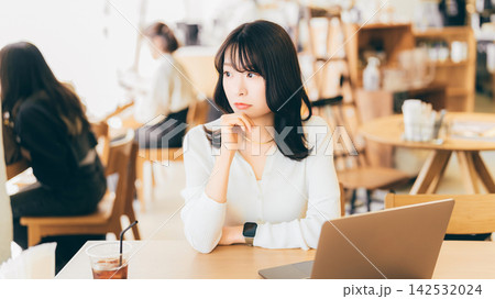 カフェで仕事をする女性・ビジネスウーマン カフェで仕事をする女性・ビジネスウーマン 142532024