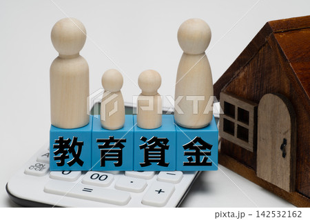子どもの教育資金を計画的に準備する家族の暮らし 子どもの教育資金を計画的に準備する家族の暮らし 142532162