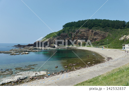 飛島 飛島海水浴場 入り江と砂浜 飛島 飛島海水浴場 入り江と砂浜 142532837