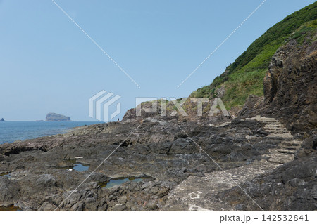 飛島 磯の岩盤と潮だまり 鳥海国定公園 飛島 磯の岩盤と潮だまり 鳥海国定公園 142532841