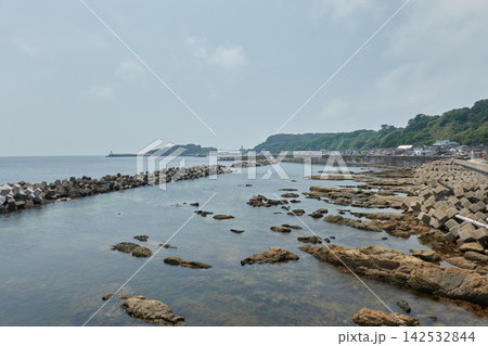 飛島 海岸の岩礁 消波ブロックと集落 飛島 海岸の岩礁 消波ブロックと集落 142532844