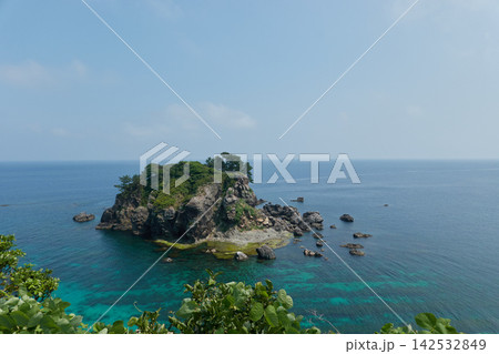 飛島 小島 澄んだ海 飛島 小島 澄んだ海 142532849