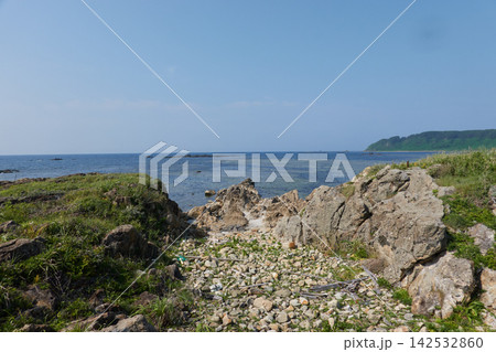 飛島 磯の岩盤 澄んだ浅瀬 飛島 磯の岩盤 澄んだ浅瀬 142532860