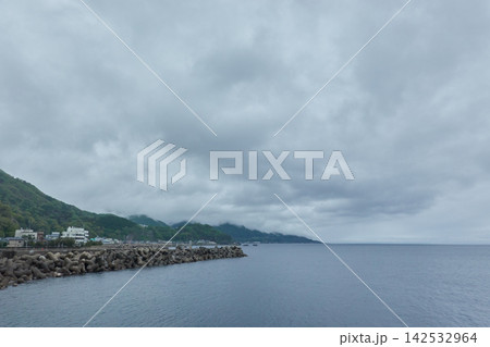 越前海岸 消波ブロック 海沿いの集落 越前海岸 消波ブロック 海沿いの集落 142532964