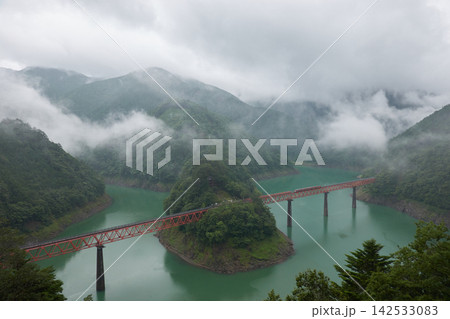 奥大井湖上駅 霧の山 接岨湖の鉄橋 奥大井湖上駅 霧の山 接岨湖の鉄橋 142533083