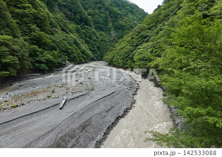 寸又峡　寸又川　河原と濁流 142533088