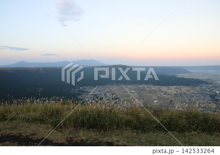 かぶと岩展望所（熊本県阿蘇市）から見るくじゅう連山・夕焼け 142533264