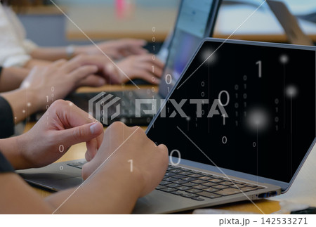 ノートパソコンで作業するオフィスワーカー クラウドデータとDXのイメージ ノートパソコンで作業するオフィスワーカー クラウドデータとDXのイメージ 142533271