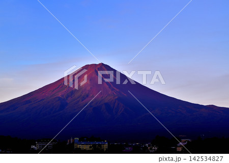 河口湖から夏の夜明けの赤い富士山 142534827
