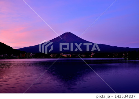 河口湖から夏の夜明けの赤い富士山 河口湖から夏の夜明けの赤い富士山 142534837