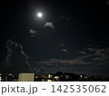 夜空に浮かぶ月 142535062