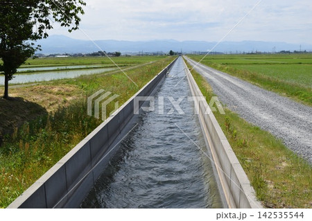 農道と農業用水路 田園風景 農道と農業用水路 田園風景 142535544