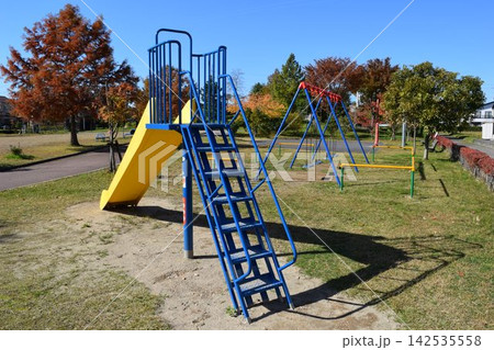 児童公園の遊具 142535558