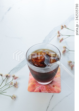 氷の入ったアイスコーヒー 142535780