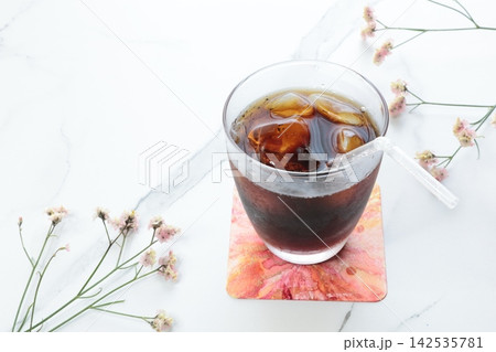 氷の入ったアイスコーヒー 142535781