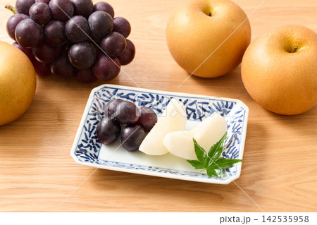 皿に盛り付けた葡萄と梨(巨峰とあきづき) 皿に盛り付けた葡萄と梨(巨峰とあきづき) 142535958