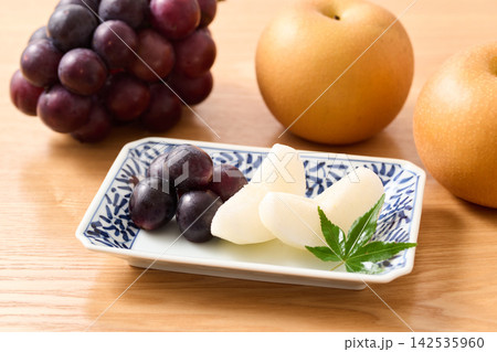皿に盛り付けた葡萄と梨(巨峰とあきづき) 皿に盛り付けた葡萄と梨(巨峰とあきづき) 142535960