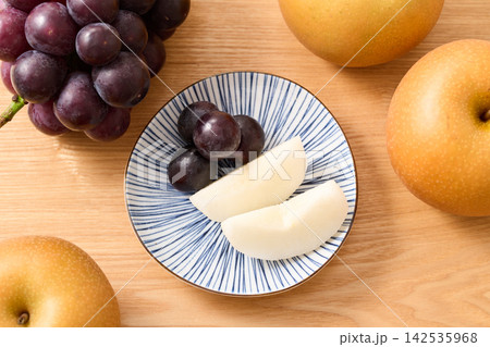 皿に盛り付けた葡萄と梨(巨峰とあきづき) 皿に盛り付けた葡萄と梨(巨峰とあきづき) 142535968