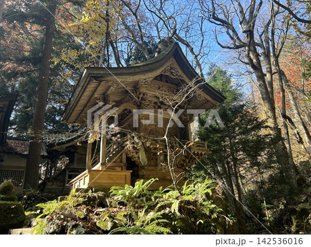 青森県の十和田湖畔の神社、十和田神社の境内の精巧な彫刻が施された熊野神社を斜下から見上げた構図。 142536016