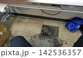 古いタイルがはがれている床の風景 142536357