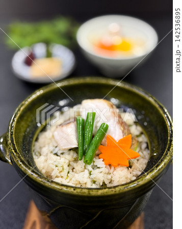 土鍋で味わう鯛ときのこの秋色炊き込みご飯 土鍋で味わう鯛ときのこの秋色炊き込みご飯 142536895