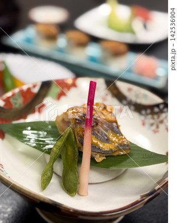 笹の葉に盛り付けた旬魚の香ばしい味噌焼き 笹の葉に盛り付けた旬魚の香ばしい味噌焼き 142536904