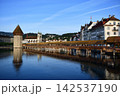 ルツェルンの街、ロイス川とカぺル橋 142537190