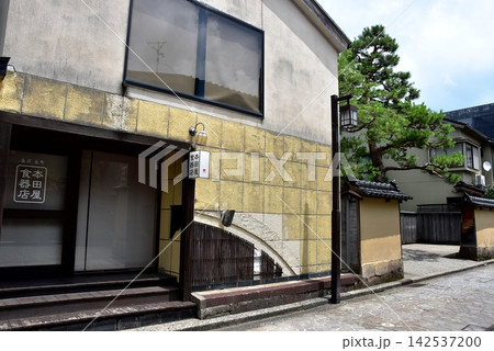 金沢市 長町武家屋敷跡界隈の町並み(本田屋食器店) 金沢市 長町武家屋敷跡界隈の町並み(本田屋食器店) 142537200