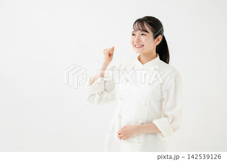 ガッツポーズするシェフ ガッツポーズするシェフ 142539126
