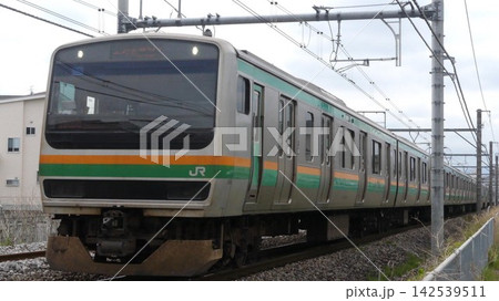 JR上越線の高崎〜高崎問屋町間を走行するE231系近郊形電車の普通新前橋行き JR上越線の高崎〜高崎問屋町間を走行するE231系近郊形電車の普通新前橋行き 142539511
