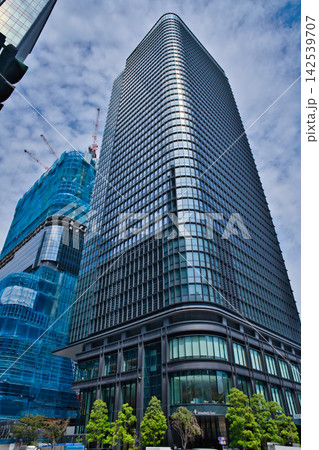Tokyo Torch／常盤橋タワーと建設中のトーチタワー 142539707