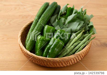 家庭菜園で収穫した夏野菜 家庭菜園で収穫した夏野菜 142539798