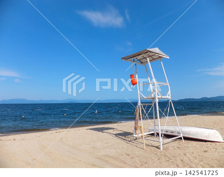 青空と澄んだ水辺が広がる白い砂浜とライフセーバーの監視台(夏のイメージ) 青空と澄んだ水辺が広がる白い砂浜とライフセーバーの監視台(夏のイメージ) 142541725