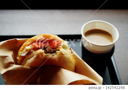 ハンバーガーとコーヒー、カウンター席で飲食している様子 ハンバーガーとコーヒー、カウンター席で飲食している様子 142542298