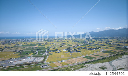 稲刈りの時期を迎えた日本の富山県にある黒部川扇状地の様子 稲刈りの時期を迎えた日本の富山県にある黒部川扇状地の様子 142544701