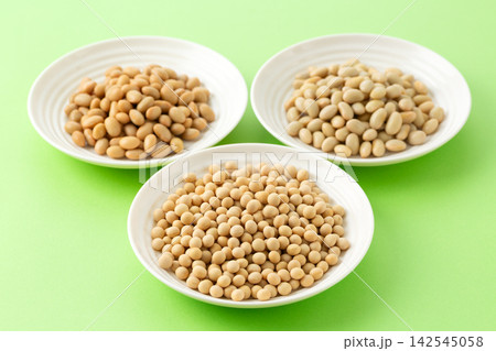 乾燥大豆と水煮大豆と蒸し大豆 142545058
