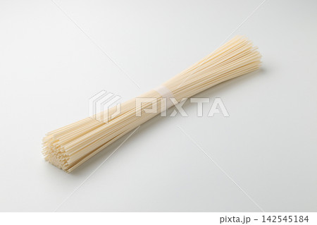 白背景に置いた1束のそうめんの乾麺 142545184