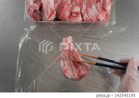 大量のお肉を小分けする女性の手元 大量のお肉を小分けする女性の手元 142545195