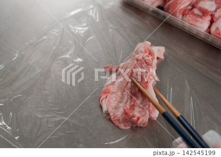 大量のお肉を小分けする女性の手元 大量のお肉を小分けする女性の手元 142545199