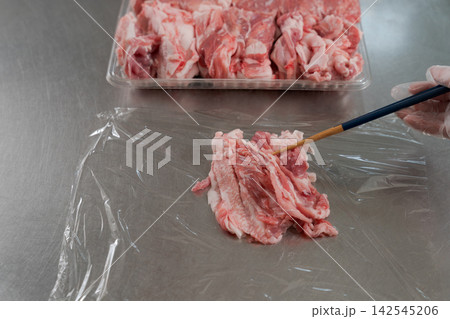 大量のお肉を小分けする女性の手元 大量のお肉を小分けする女性の手元 142545206