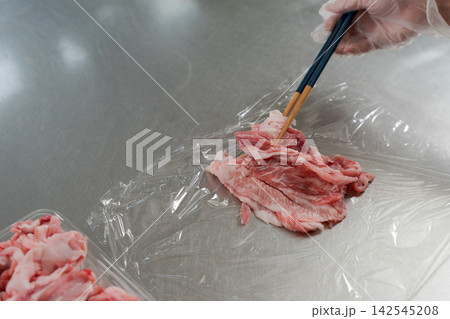 大量のお肉を小分けする女性の手元 大量のお肉を小分けする女性の手元 142545208