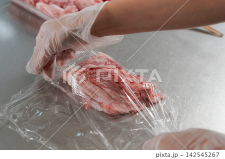 大量のお肉を小分けする女性の手元 大量のお肉を小分けする女性の手元 142545267