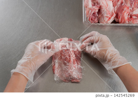 大量のお肉を小分けする女性の手元 大量のお肉を小分けする女性の手元 142545269
