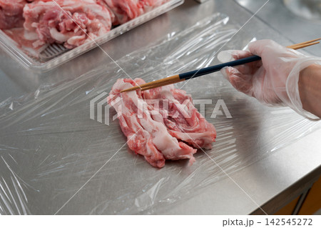 大量のお肉を小分けする女性の手元 大量のお肉を小分けする女性の手元 142545272